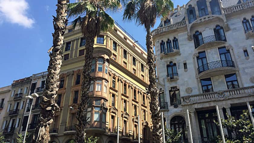 Gebäude an der Carrer Gran de Gràcia in Barcelona.
