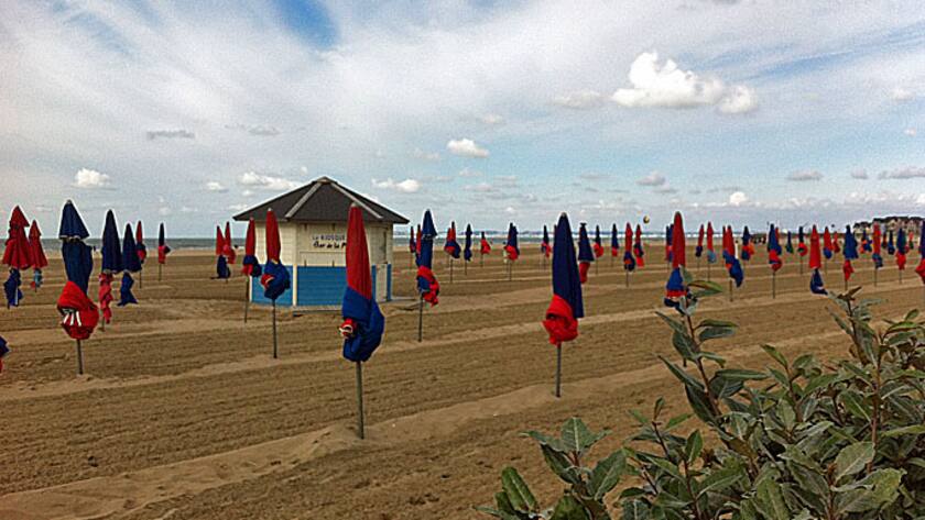 Der Strand von Deauville an der französischen Ärmelkanalküste.