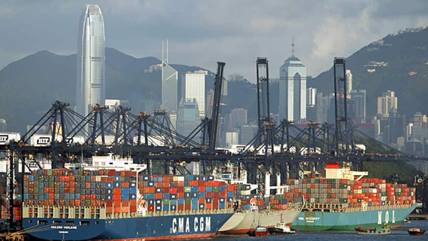 Containerschiffe ankern im Hafen von Hongkong.