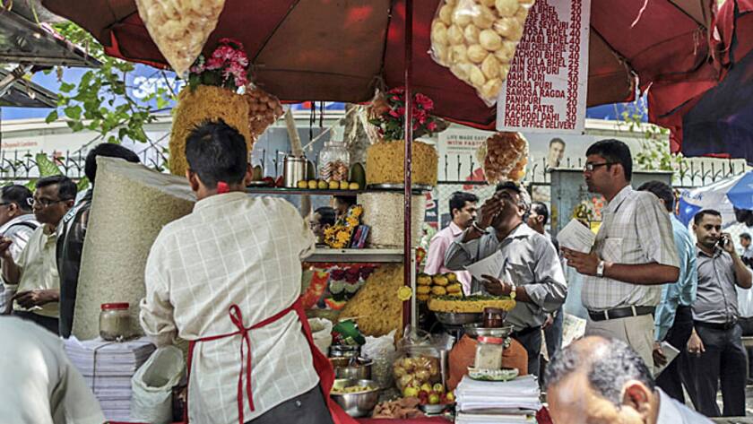 Ein Street-Food-Stand in Mumbai, Indien.