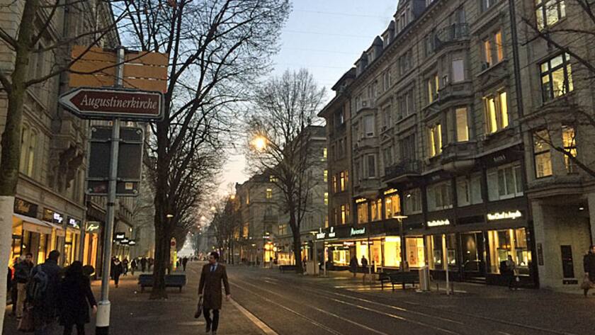 Bankenadresse und Shoppingmeile: Bahnhofstrasse in Zürich, Februar 2015.