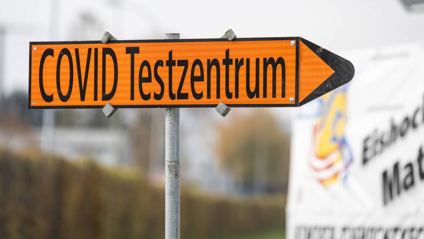 Wegweiser zu einem Corona-Testzentrum auf dem Flughafen Dübendorf.