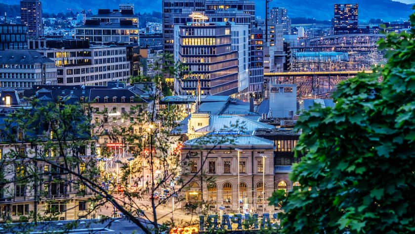 Warnsignal: Deuten teure Immobilienaktien auf stagnierende Wohnungspreise hin? Abendlicher Blick über den Hauptbahnhof Zürich und den neuen Stadtteil Europaallee.