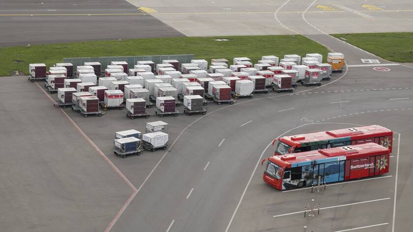 Frachtcontainer am Flughafen Zürich: Wegen der Coronakrise fliegen viele Airlines medizinisches Material hin und her.