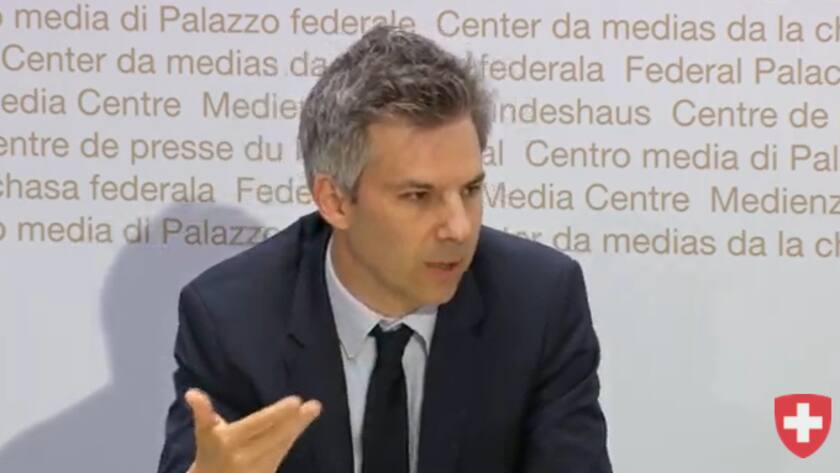 Epidemiologie-Professor Marcel Salathé von der EPFL Lausanne orientiert am 1. Mai 2020 die Bundeshausmedien.