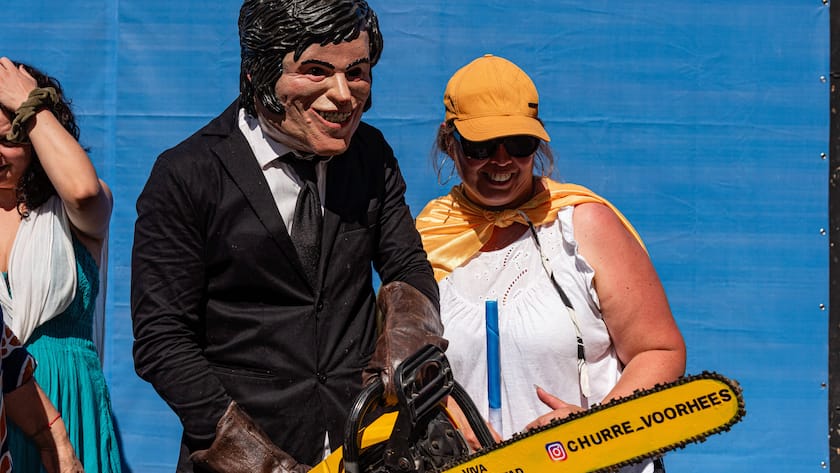 Ein als Javier Milei verkleideter Mann mit einer Kettensäge. Milei verwendete die Kettensäge als Symbol, um das «zerfetzen» von unnötigen Regierungsausgaben und das «durchschneiden» der Bürokratie zu verdeutlichen.