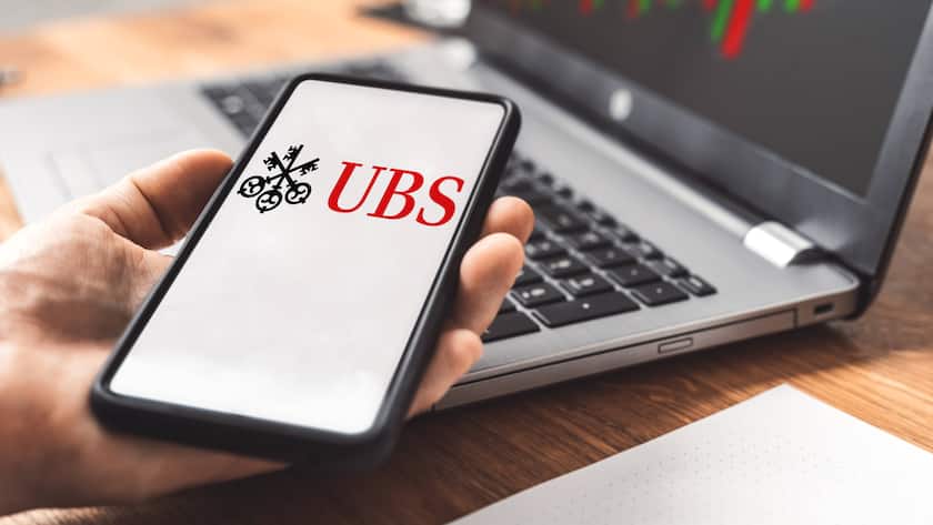 UBS-Logo auf einem Smartphone.