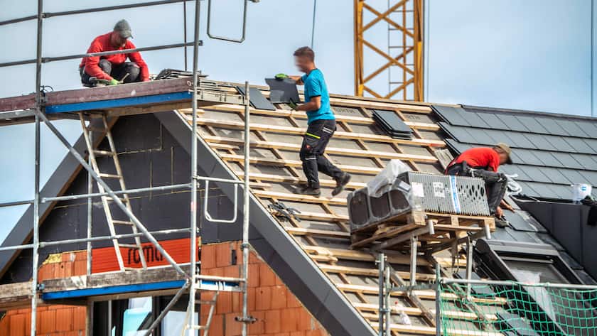 Dachdecker bei der Arbeit in München,  Deutschland (2024).