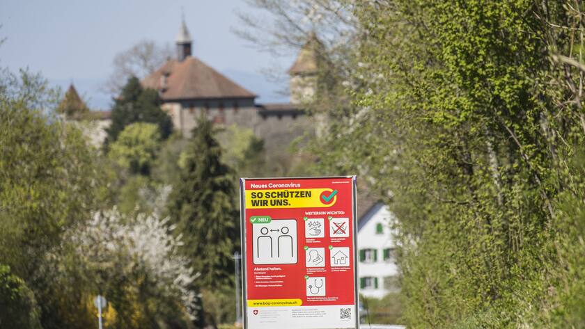 Infotafel im Ort Kyburg bei Winterthur - im Hintergrund die historische Burganlage.