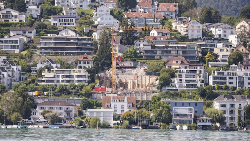Wohnimmobilien und Baustelle am Zürichsee.