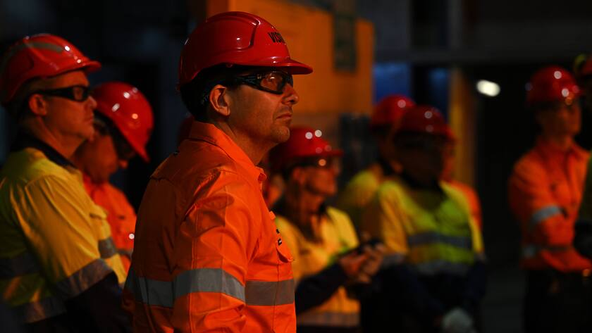 Arbeiter von BHP und Rio Tinto beobachten, wie Stahl geschmolzen wird.