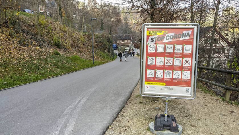 Corona-Hinweisschild in Neuhausen am Rheinfall.