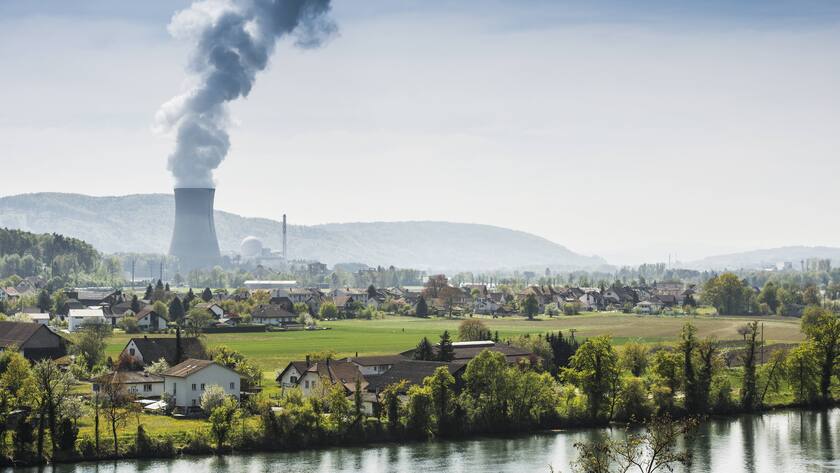 Das Kernkraftwerk Leibstadt mit den Dorf Leibstadt im Kanton Aargau.