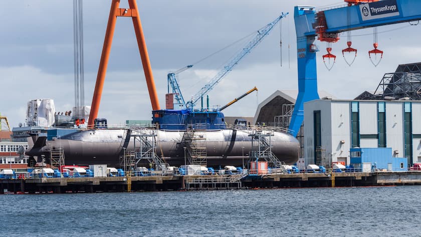 Ein Werft von TKMS mit einem U-Boot.