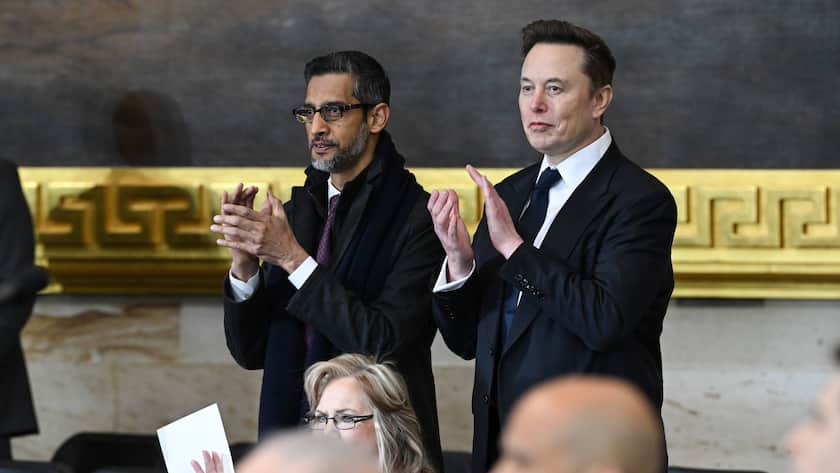 Sundar Pichai und Elon Musk vor Beginn der Amtseinführungszeremonie von Donald Trump zum 47. Präsidenten der USA in der Rotunde des US-Kapitols in Washington, DC (20. Januar 2025).