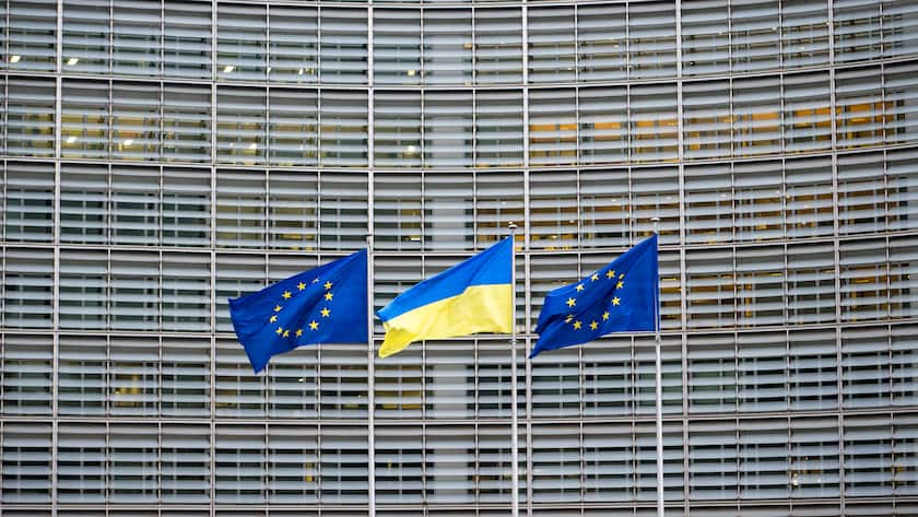 Eine ukrainische Flagge zwischen zwei EU-Fahnen vor dem Gebäude der EU-Kommission in Brüssel, Belgien (2025).