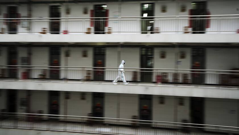 Rehabilitationszentrum in der chinesischen Stadt Wuhan: Komplett-Schutzanzug ist notwendig.