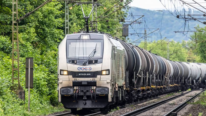 Güterzug von Ecco Rail mit einer Lokomotive von Stadler Rail bei Stuttgart (2023).