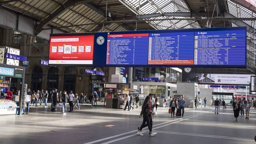 Blick in die Bahnhofshalle des Zürcher Hauptbahnhof.