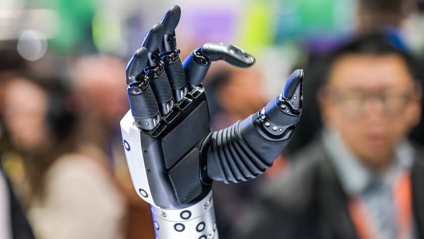 Die Hand eines humanoiden Roboters.