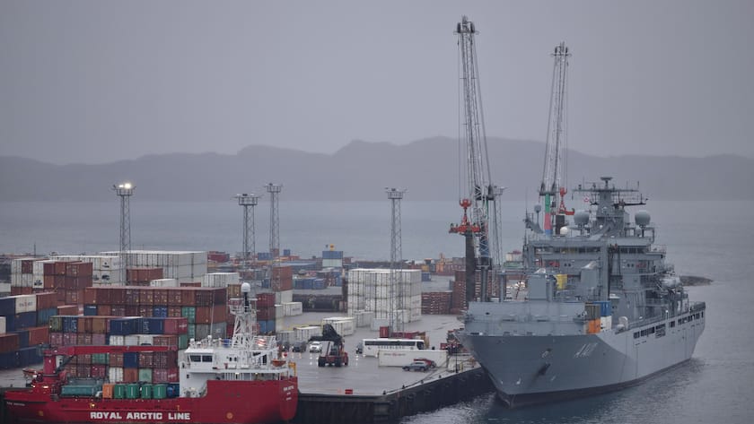 Deutsches Marineboot FGS Berlin im Hafen der grönländischen Hauptstadt Nuuk im August 2025.