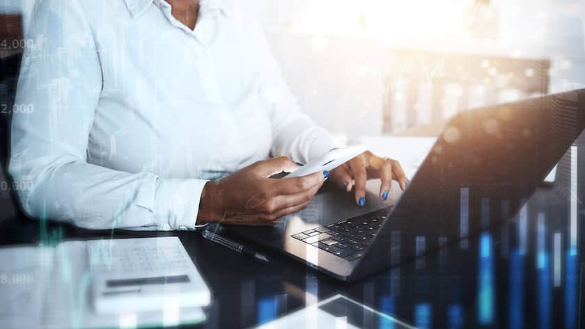 Eine Anlegerin beim Handel an der Börse.