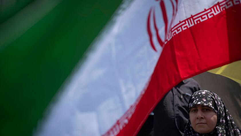 Iranische Gläubige nehmen an einem Protest teil, um die israelischen Angriffe auf den Iran nach dem Freitagsgebet im Zentrum von Teheran zu verurteilen (13. Juni 2025 ).