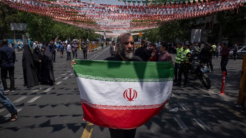 Ein iranischer Mann bei einem Protest, der die israelischen Angriffe auf den Iran nach dem Freitagsgebet in der Innenstadt von Teheran verurteilt (13. Juni 2025).