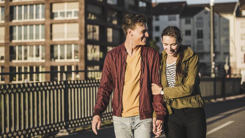 Ein junges Paar am Flanieren.