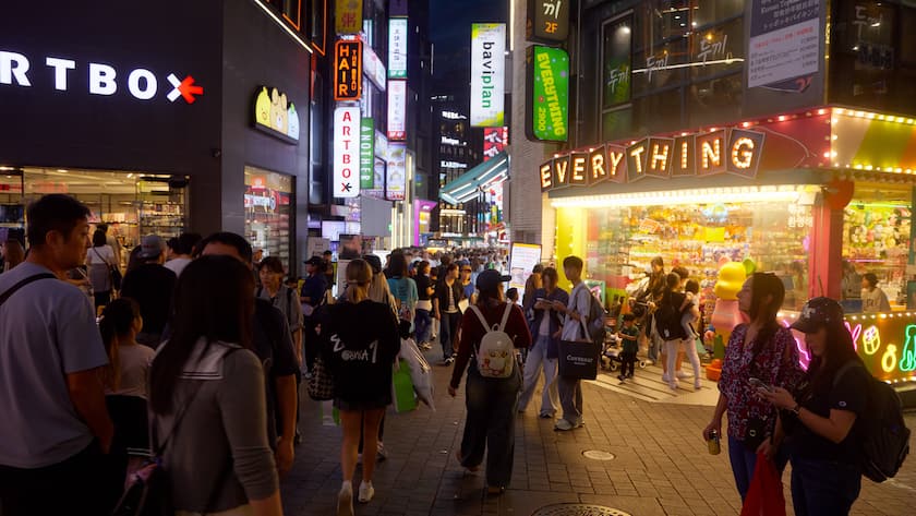 Massen von Einkäufern geniessen die lebhafte nächtliche Atmosphäre der Myeong dong-Strasse in Seoul mit ihren hellen Neonlichtern (Oktober, 2025).