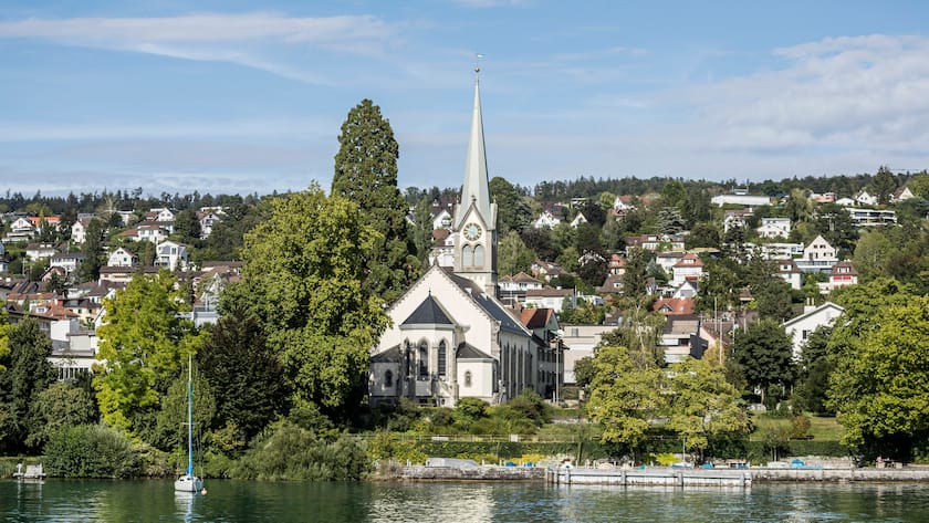 Das ist die reichste Gemeinde im Kanton Zürich Blick auf die reformierte Kirche der Gemeinde Erlenbach.