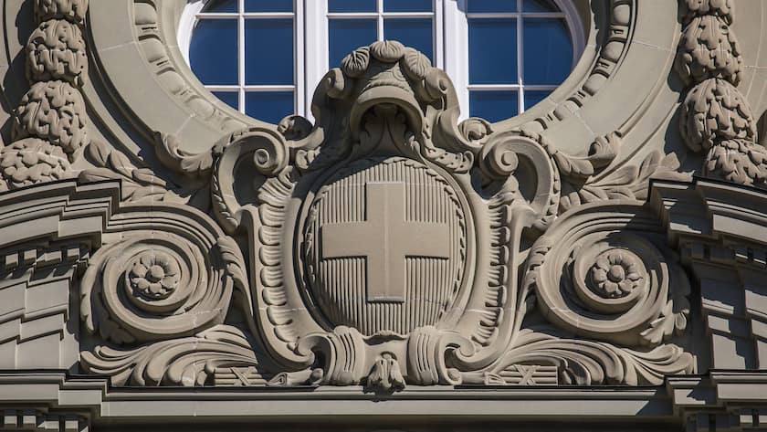 Das Symbol der Schweizer Eidgenossenschaft am Gebäude der Schweizerischen Nationalbank SNB in Bern.