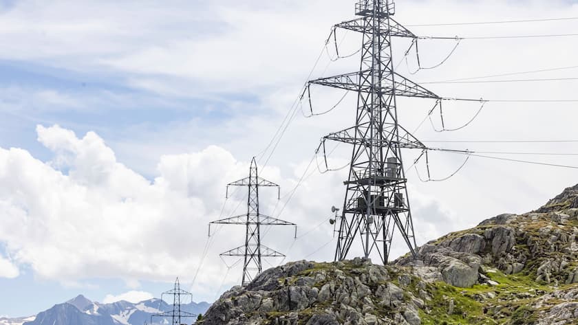 Hochspannungsmast auf dem Grimselpass.