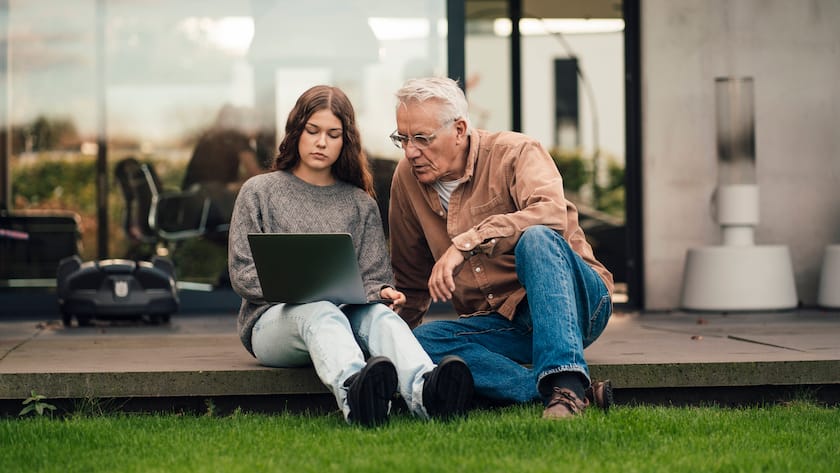 Grossvater und Enkelin besprechen Finanzthemen und Vorsorge.