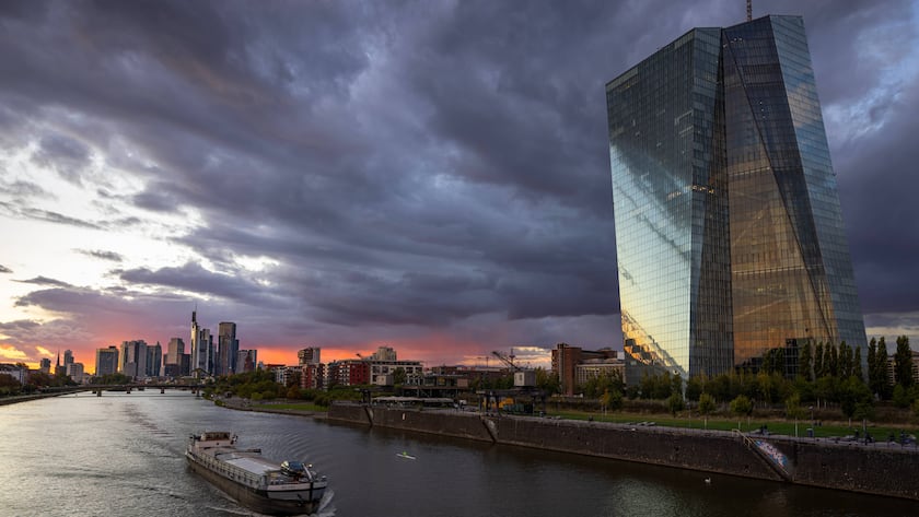 Ein Schiff fährt am Abend nach Sonnenuntergang von der Frankfurter Bankenskyline kommend vorbei an der Europäischen Zentralbank (EZB).