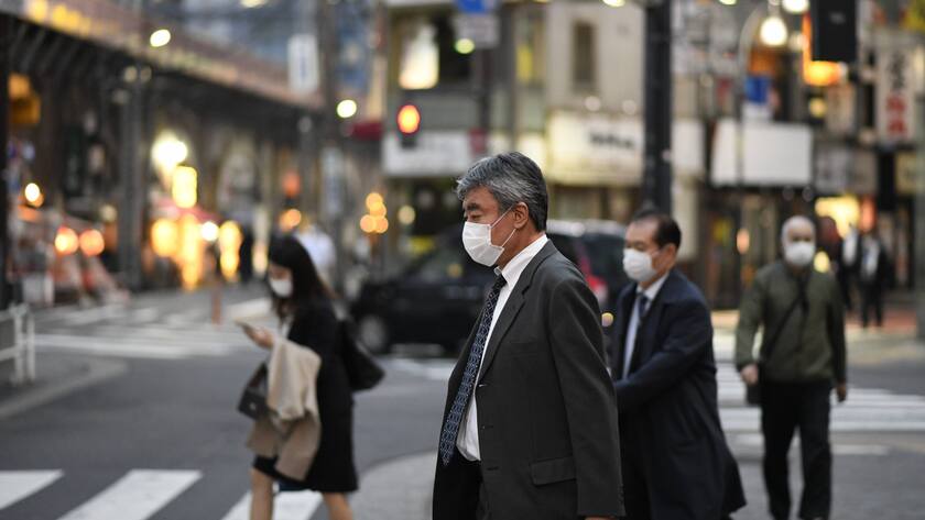 Geschäftsleute in Japan tragen Gesichtsmasken.