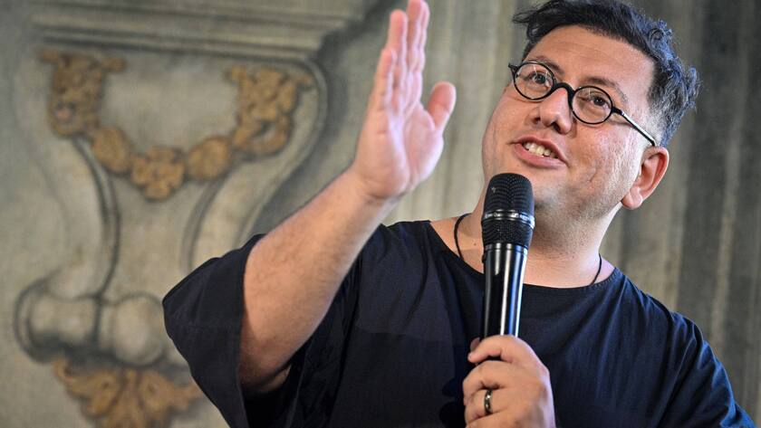 Der türkisch-amerikanische Medienkünstler Refik Anadol bei einem Auftritt in Prag 2023.