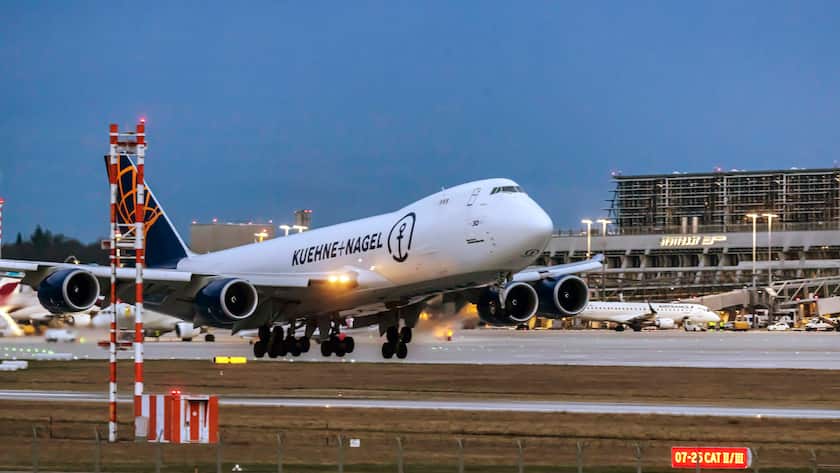 Ein Fracht-Jumbo-Jet von Kühne + Nagel landet am frühen Morgen am Flughafen Stuttgart (2024).