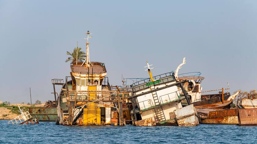 Verrostete Schiffe aus dem Golfkrieg (Irak / Mai 2021).