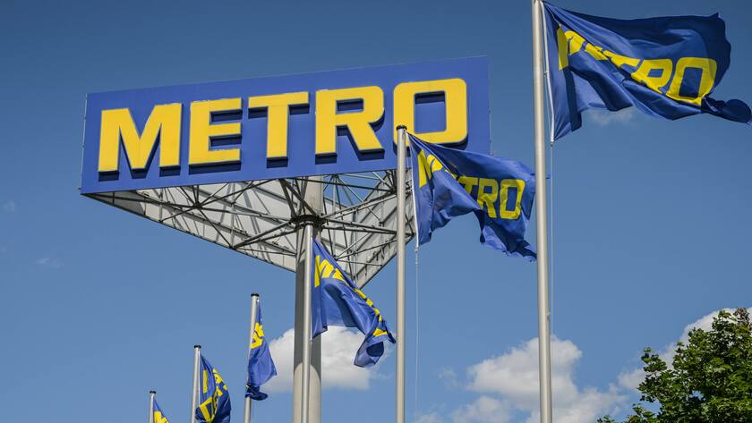 Metro, An der Ostbahn, Friedrichshain, Berlin, Deutschland