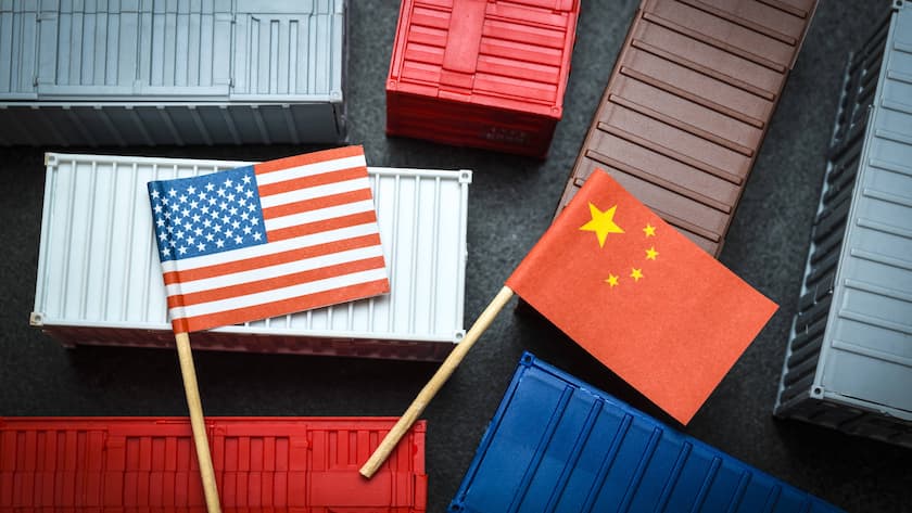 Fahnen von China und USA auf Containern.