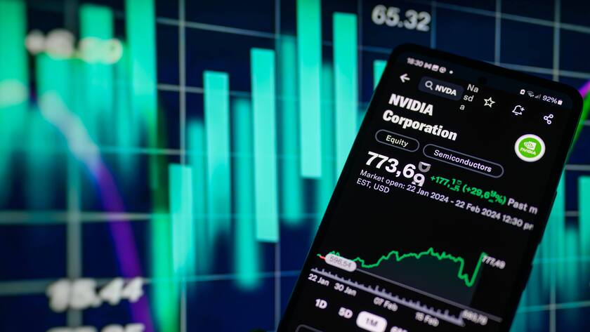 Aktienkurs von Nvidia auf einem Smartphone (22. Februar 2024).