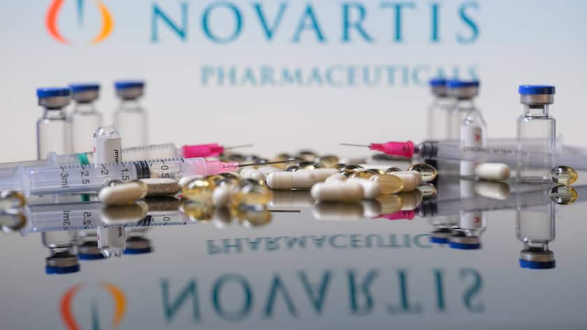Firmenlogo von Novartis mit Medikamenten.