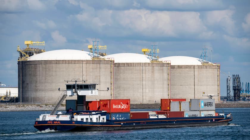 LNG-Importterminal Tanks für flüssiges Erdgas im Seehafen von Rotterdam, Maasvlakte, Containerfrachter, Binnenfrachtschiff, Rotterdam Niederlande, Hafen Rotterdam *** LNG import terminal tanks for liquid natural gas in the seaport of Rotterdam, Maasvlakte, container freighter, inland cargo ship, Rotterdam Netherlands, port of Rotterdam