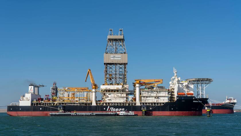 Bohrschiff Hidden Gem der The Metals Company, wird im Seehafen von Rotterdam, umgebaut. Es soll als erstes Schiff für den Tiefseebergbau ausgerüstet werden.