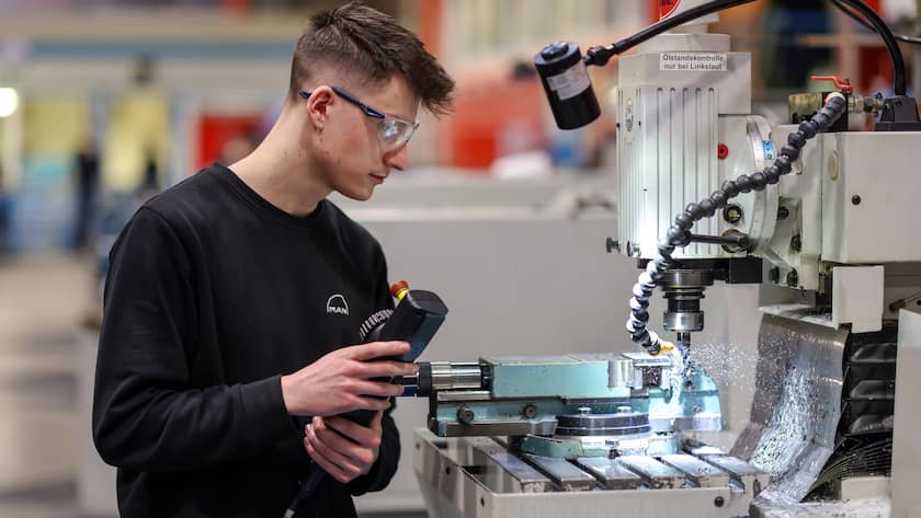 Ein Auszubildender an einer Werkzeugmaschine im MAN-Ausbildungszentrum in Oberhausen (Deutschland).