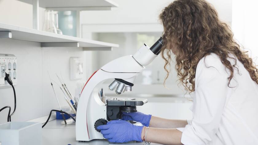 Eine Mitarbeiterin in einem Pharmalabor.