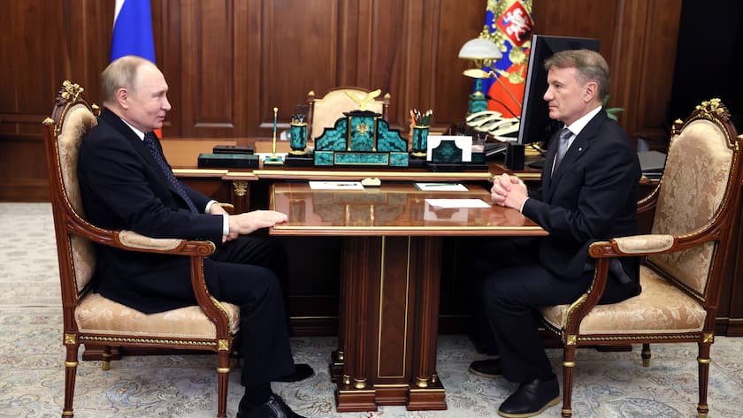 Russlands Präsident Wladimir Putin bei einem Treffen mit Sberbank-CEO German Gref im Kreml in Moskau im Jahr 2023.