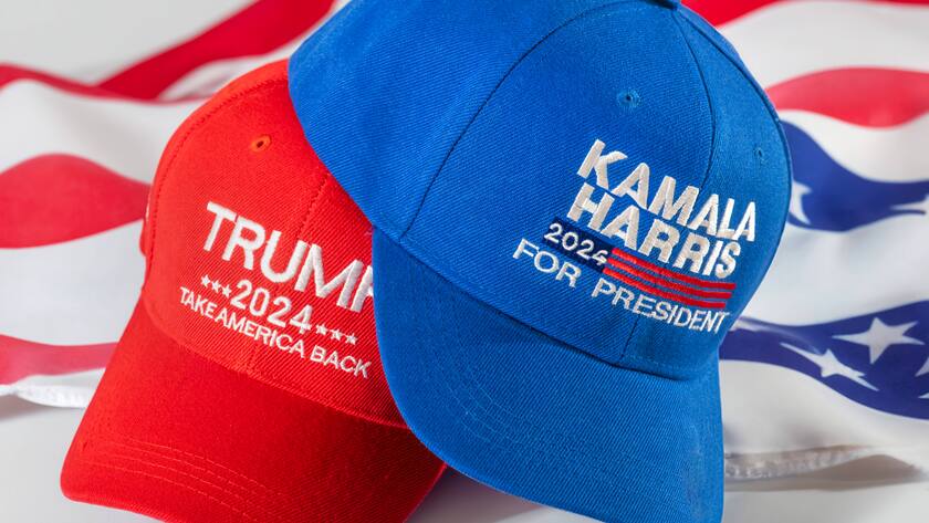 Basecaps Trump und Harris - Symbolfoto Kopf-an-Kopf-Rennen bei der US Präsidentenwahl (Oktober 2024).