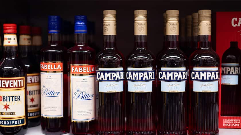 Gruppe von Campari-Flaschen in einer Reihe in einem Laden (2025).